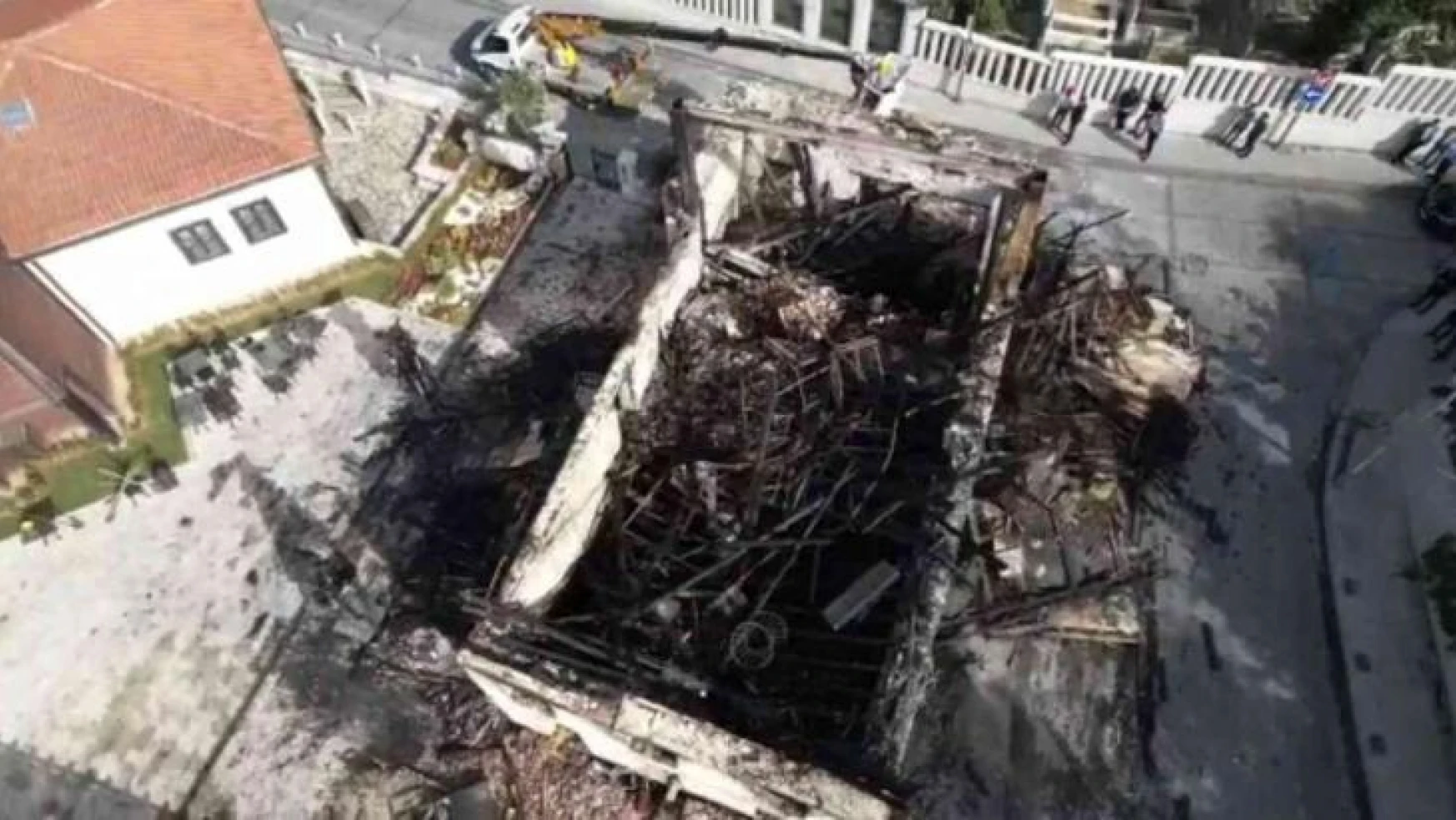 Zeytinburnu'nda kül olan Tarihi Merkez Efendi Fırının son hali havadan görüntülendi