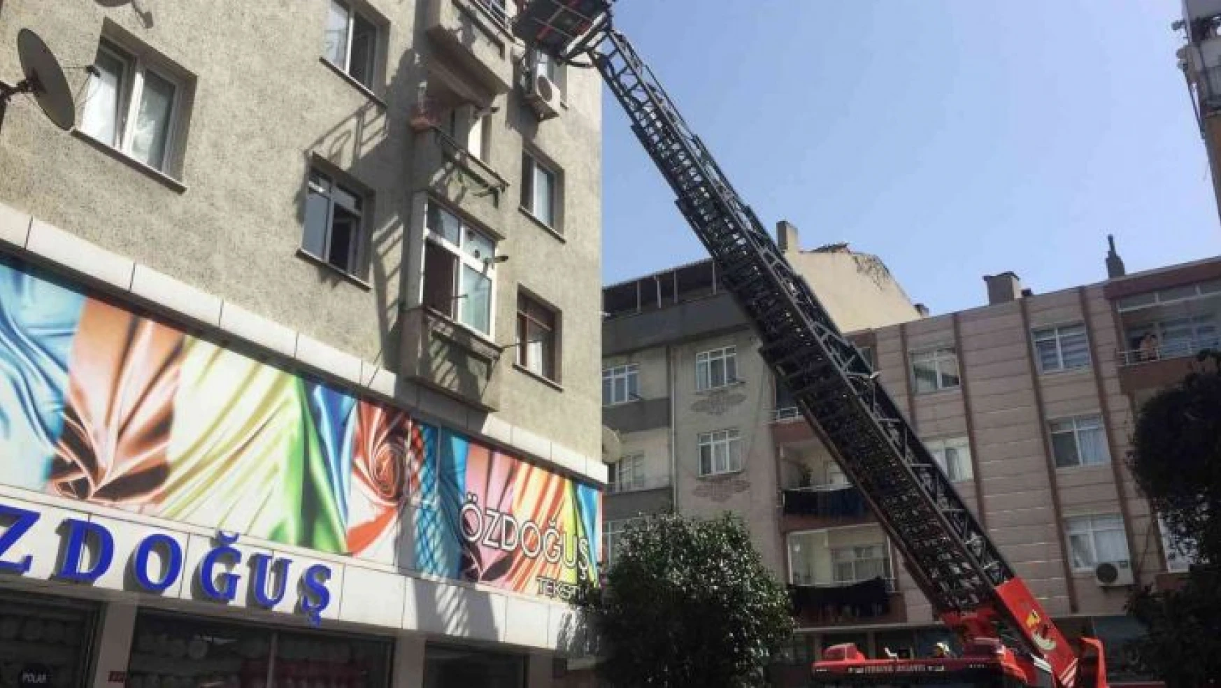 Zeytinburnu'nda yangın paniği: 1'i çocuk 2 kişi kurtarıldı