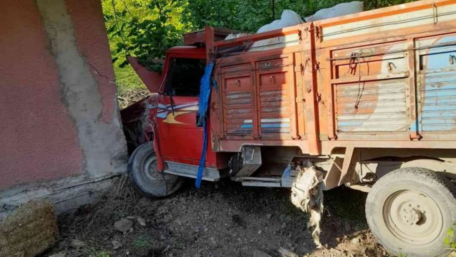 Zonguldak'ta feci kaza: Evinin önünde otururken kamyonetin altında can verdi