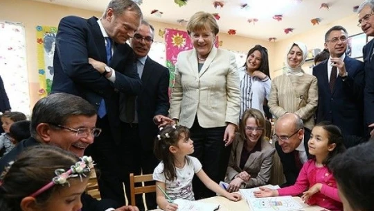 Davutoğlu ve Merkel Gaziantep'teki sığınmacı kampını ziyaret etti