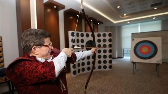 Başbakan Davutoğlu ok attı