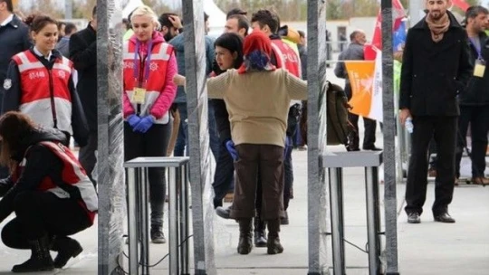 Ak Parti mitinginde 115 metal dedektörlü kapı, 10 X-Ray cihazı kuruldu