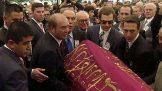 Mustafa Koç'un tabutuna örtülen Osmanlı sancağında ne yazıyor?