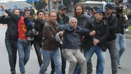 Taksim'e yürümek isteyen gruplara polisten TOMA'lı müdahale