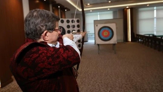 Başbakan Davutoğlu ok attı