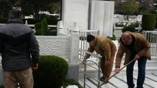 Mustafa Koç'un annesi ve halası ikinci gün de kabristanda