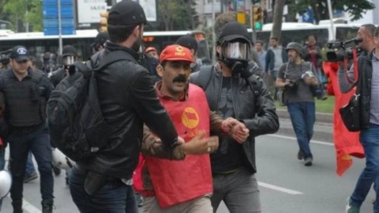 Taksim'e yürümek isteyen gruplara polisten TOMA'lı müdahale