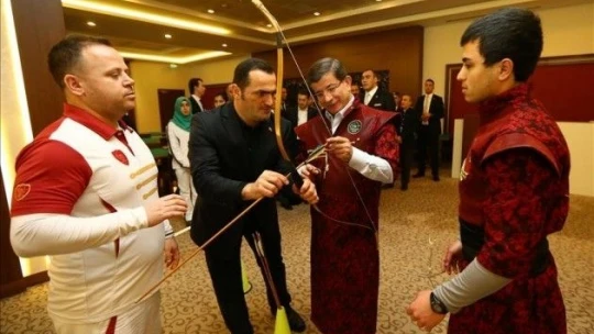 Başbakan Davutoğlu ok attı