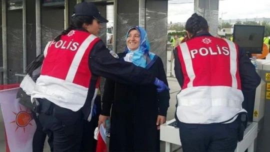 Ak Parti mitinginde 115 metal dedektörlü kapı, 10 X-Ray cihazı kuruldu