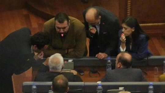 Muhalif vekil Meclis'te biber gazı attı