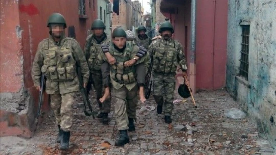 Terör mağduru Sur halkının imdadına güvenlik güçleri yetişti (Foto galeri)