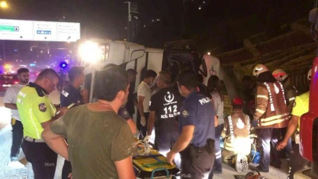 Ataşehir'de minibüsle çarpışan beton mikseri devrildi: 2 yaralı
