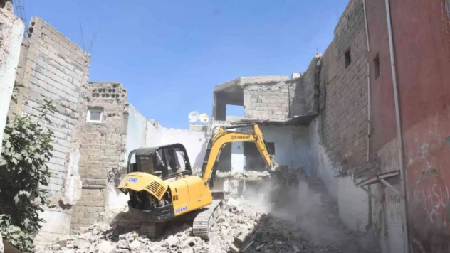 Siirt'te uyuşturucu yuvaları olan metruk binalar yıkılıyor