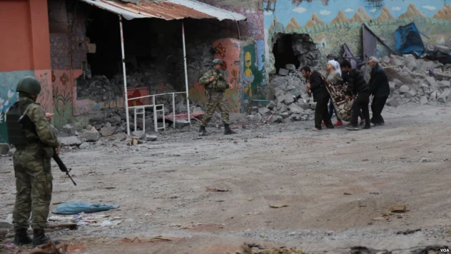 Sur'da tahliye edilen vatandaşlar ile teslim olan teröristler