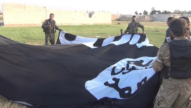 Muhalifler Çobanbey'de DAEŞ flamalarını indirdi