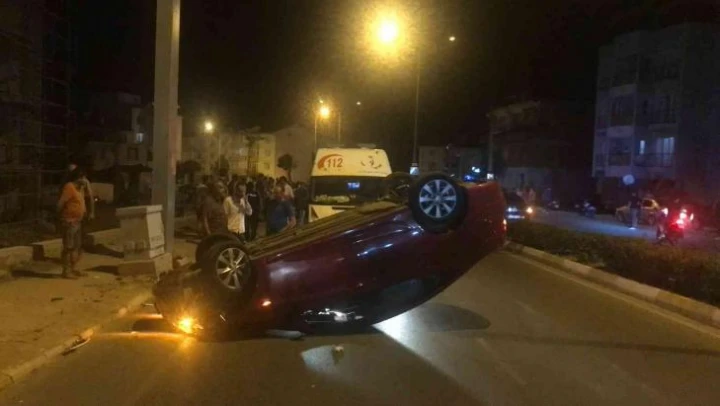 Alkollü sürücünün kullandığı otomobil kamera trafosuna çarparak takla attı