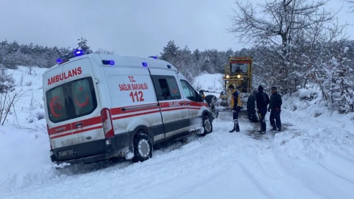 Bartın'da kara saplanan ambulansı karla mücadele ekipleri kurtardı