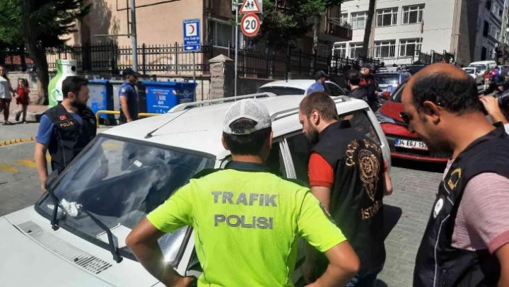 Beyoğlu ve Esenler'de okul önlerinde asayiş uygulaması: Araçlar durdurulup didik didik arandı