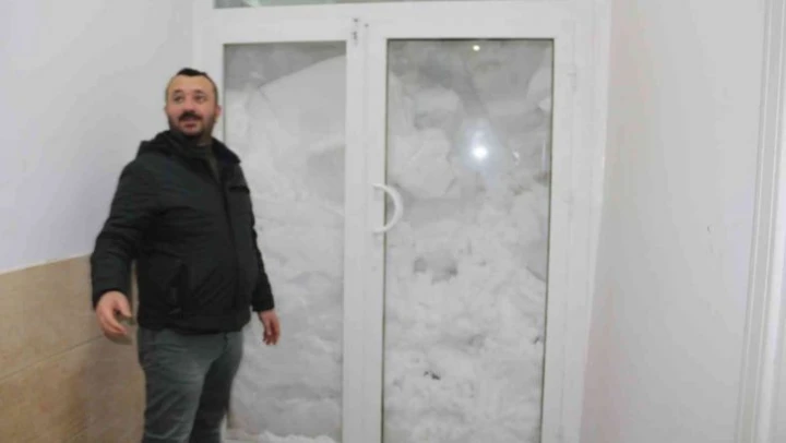 Bitlis'te kar kapı ve pencereleri kapattı