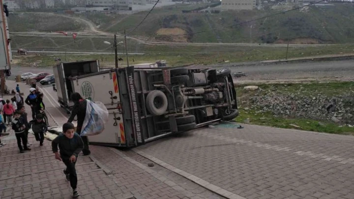 Esenyurt'ta sürücüsünün direksiyon hakimiyetini kaybettiği kamyonet devrildi