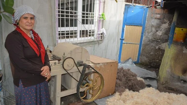 Hallaç makinesi ile yetimlerine ve görümcesine bakıyor