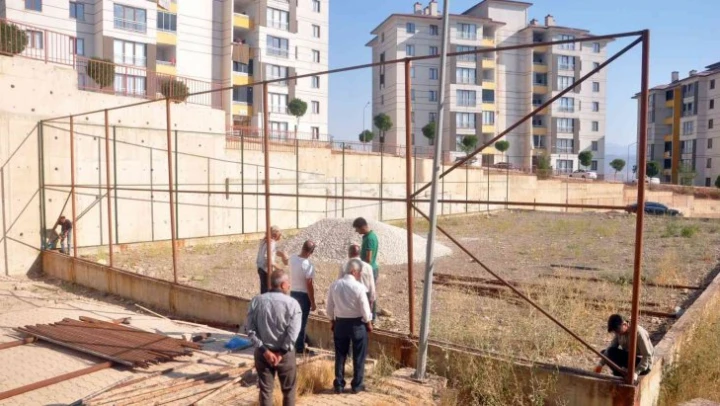 Kaymakam Cimşit, çocukların isteği üzerine halı saha yaptırdı