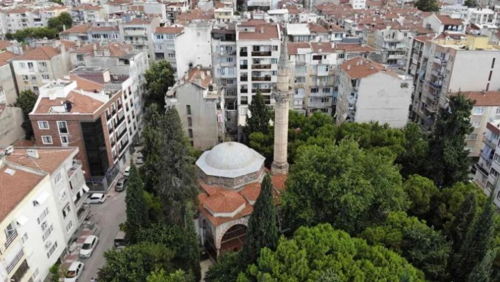 Tarihe meydan okuyan cami rutubete yenik düşüyor