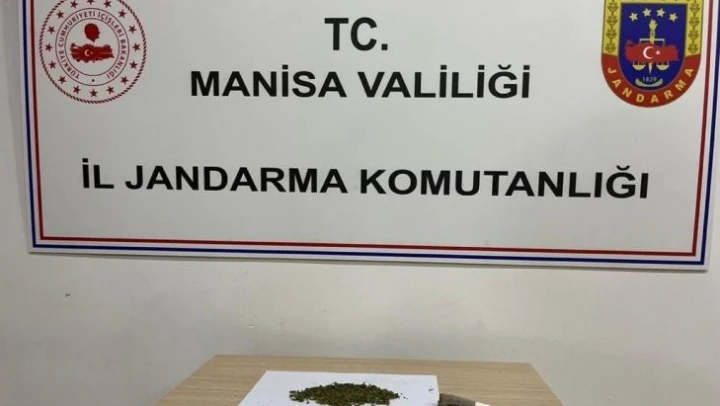 Yol kenarında alkol ve esrar alırken yakalandılar