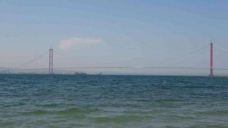 'Castoro 10' isimli gemi 1915 Çanakkale Köprüsü'nün altından geçti