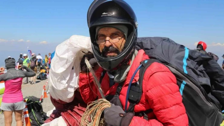 'Sen yaşlısın, bırak' diyenlere inat, yıllardır gökyüzünde kuş gibi uçuyor