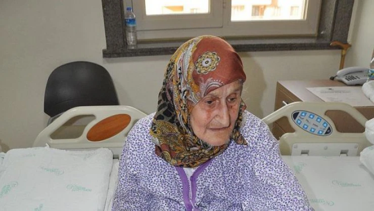 102 yaşında ameliyat oldu ertesi gün yürüdü
