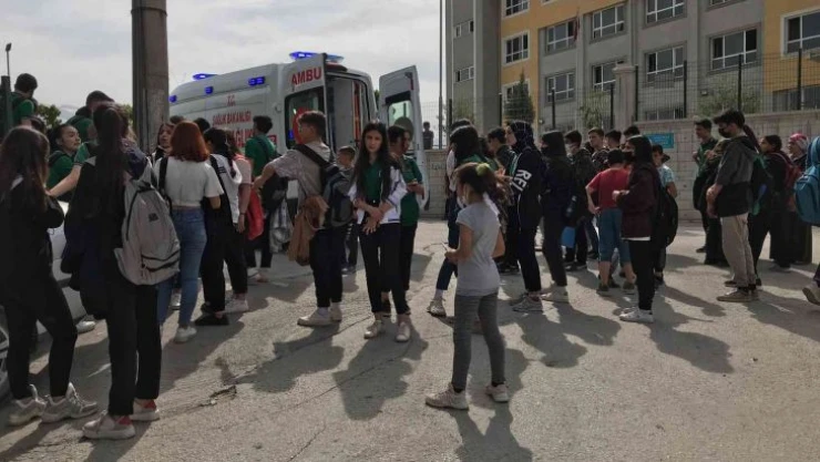 14 yaşındaki çocuk, lise öğrencisini okulun önünde defalarca bıçakladı
