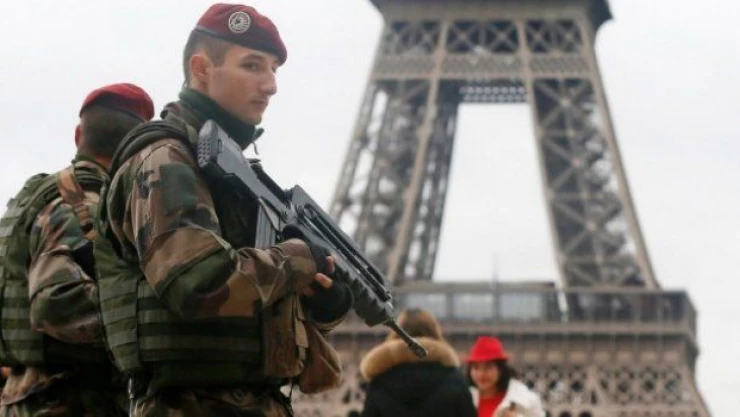 1500 asker Paris sokaklarına indi!