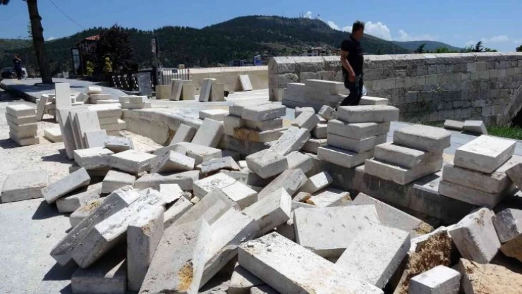 7 asırlık köprünün yenilenen taşları 7 ayda deforme oldu