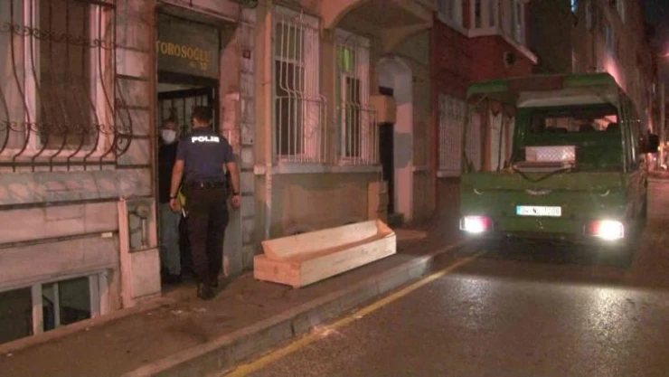 Abisini öldürüp arkadaşına haber verdi