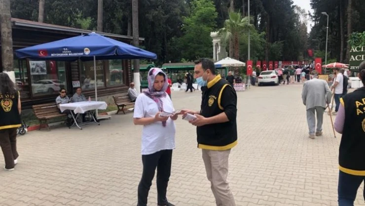 Adana polisinden mezarlıkta, AVM'de, sokakta, yurtta KADES bilgilendirmesi