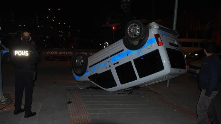 Adana'da polis otomobili devrildi: 2 yaralı