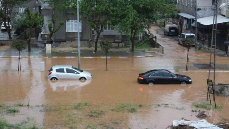 Adıyamanda cadde ve sokak sel sularına teslim oldu