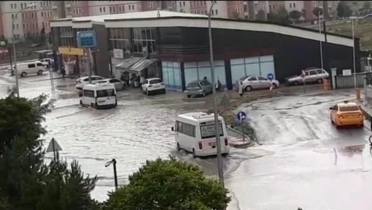 Afyonkarahisar'da sağanak yağmur yolları göle çevirdi