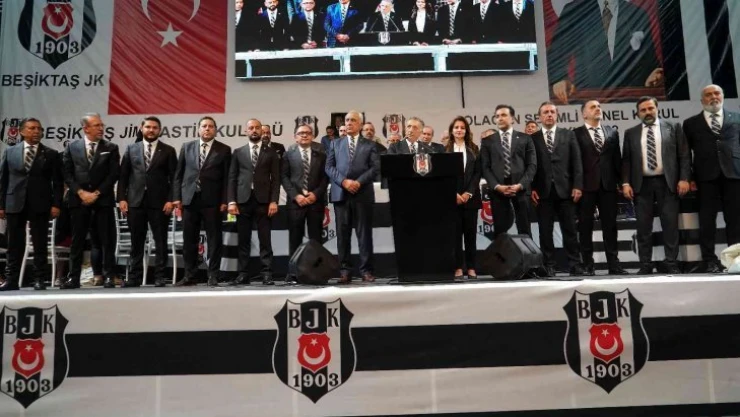 Ahmet Nur Çebi, yönetimi ile zafer pozu verdi