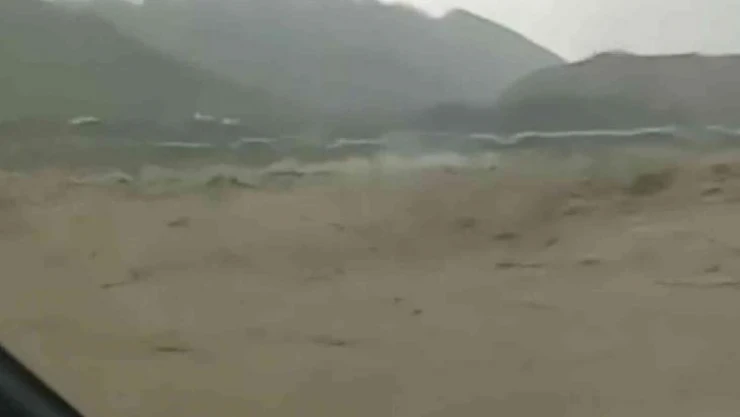 Akyurt'taki sel sırasında bir ailenin otomobil içindeki panik halleri kameraya yansıdı