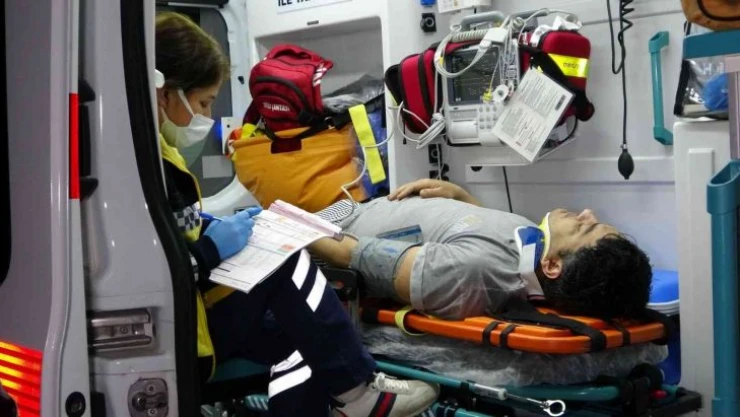 Alkollü sürücü çam ağacına çarptı: 1'i ağır 2 yaralı