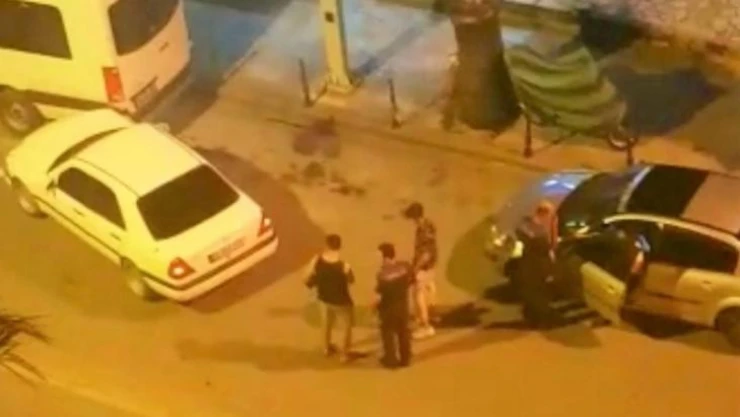Alkollü sürücü önce otomobile ardından polis aracına kafa attı