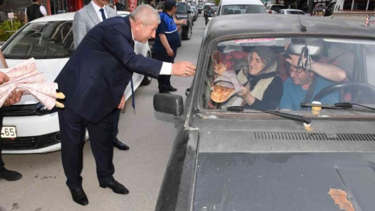 Amasya Belediye Başkanı Sarı, iftar öncesi trafikte Ramazan pidesi dağıttı