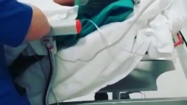 Ameliyattan çıkan genç narkozun etkisiyle ezan okudu