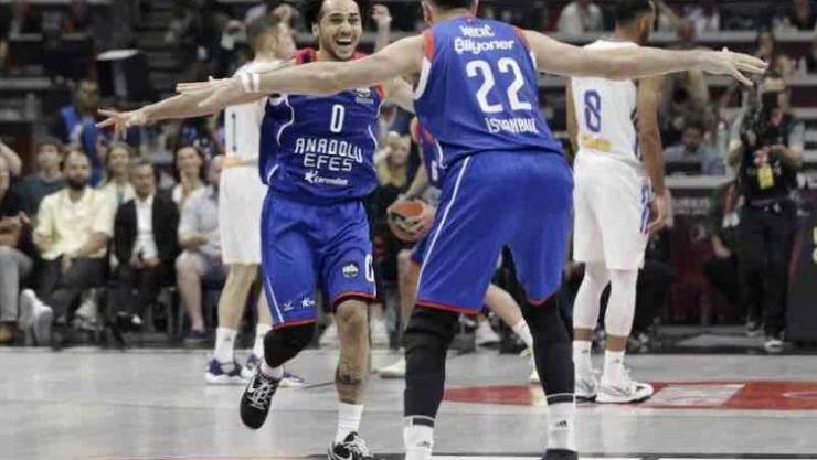 Anadolu Efes play-offta yarı finalde