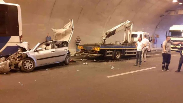 Ankara'da otomobil belediye otobüsünün altına girdi: 3 yaralı