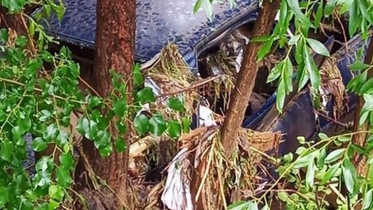 Ankara'da sel nedeniyle dereye düşen aracın çıkarılma anı kamerada