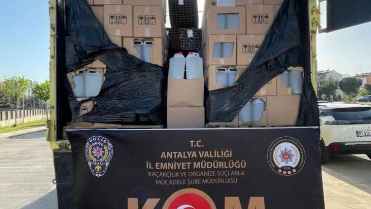 Antalya'da bir tıra düzenlenen operasyonda 2 bin litre sahte sahte alkol ele geçirildi
