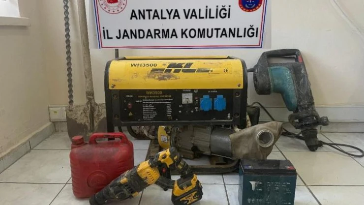 Antalya'da kaçak kazı yapan şahıslar suçüstü yakalandı